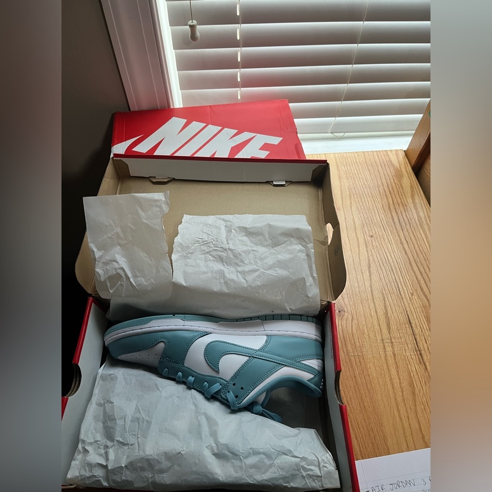 - Nike Dunk Low Retro